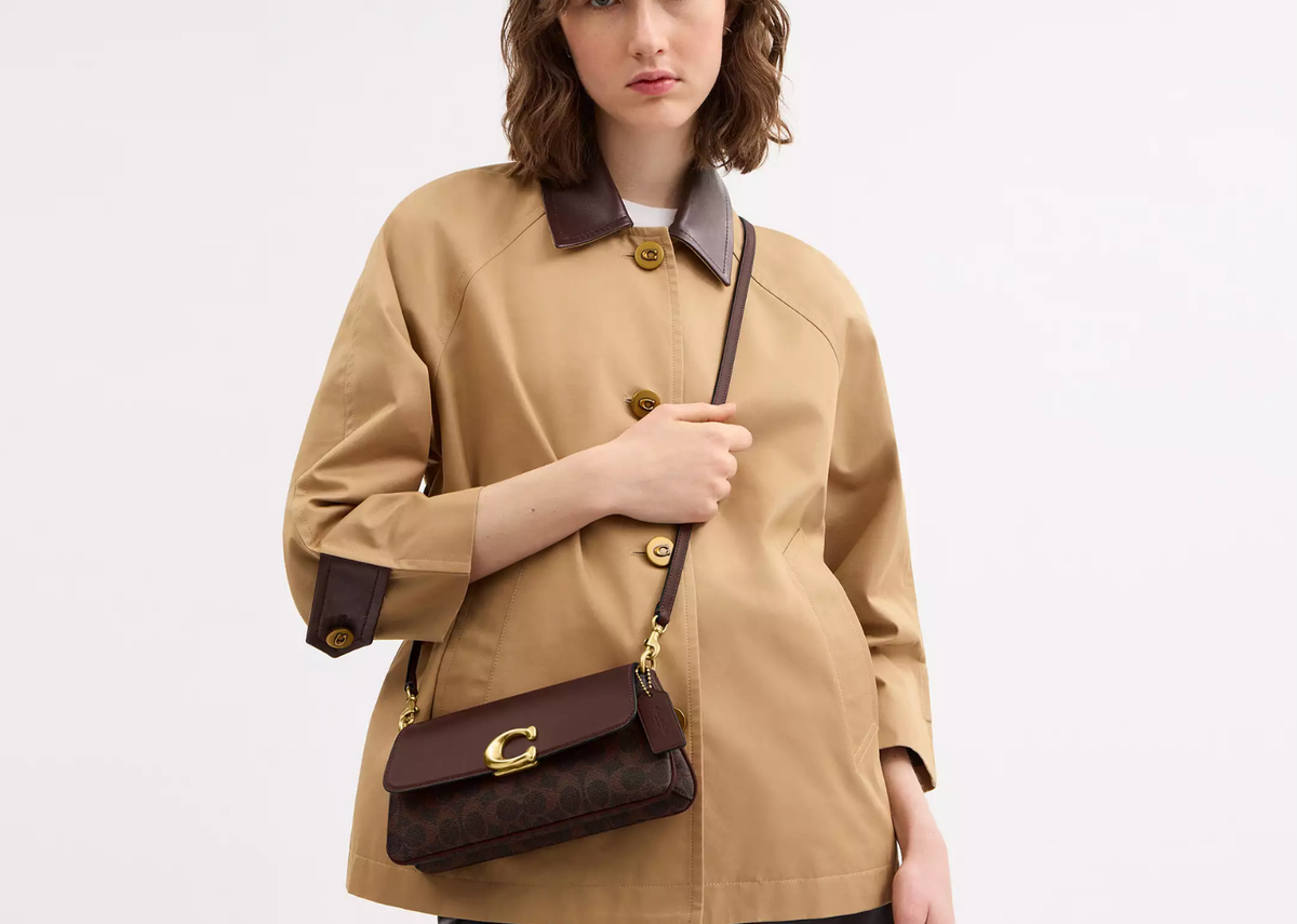 Davenzarry | Coach Jet Shoulder Bag In Signature Canvas Brass/Maple | View 3